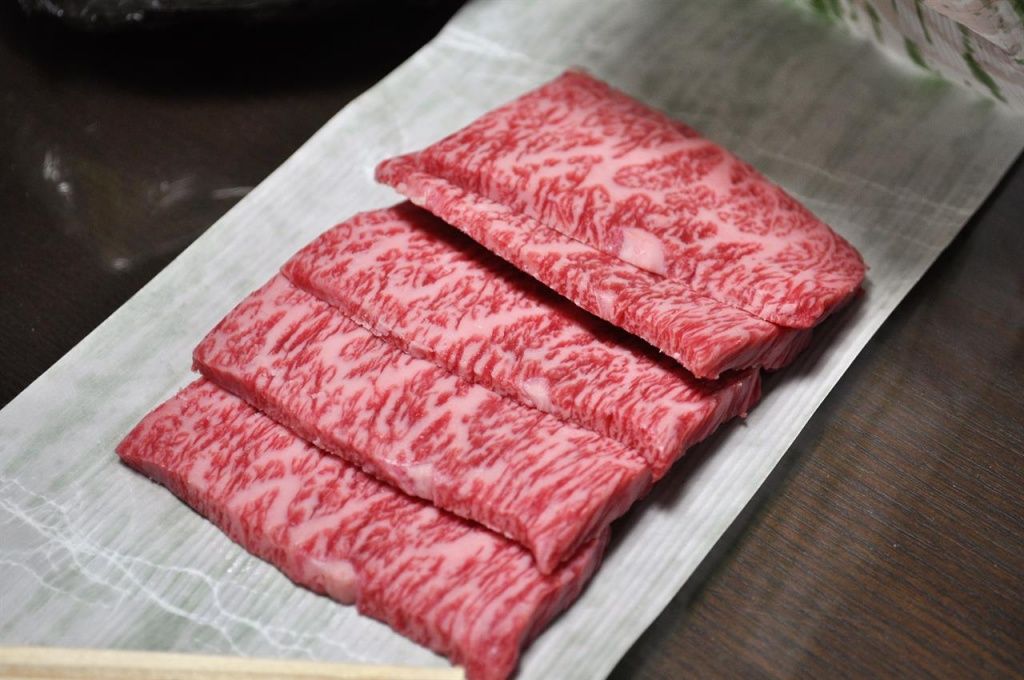 Мраморное мясо японских бычков картинка.jpg